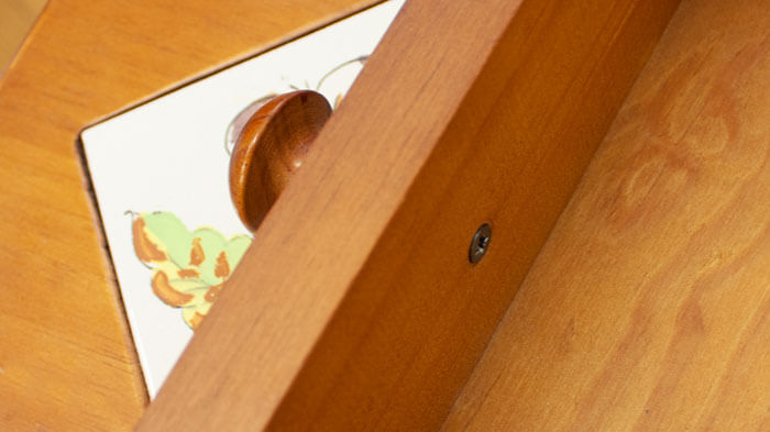 板の裏側についているネジ